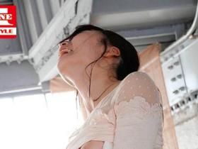 嘲喷冠军片商S1现役女优潮美舞,一片可以喷7个宝特瓶的水!