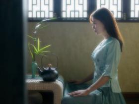 成语:走马观花  拼音:zǒu mǎ guān huā