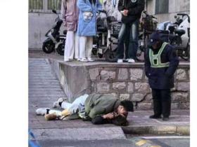 山东中医药大学校内惊现情侣吵架 女生当众指责出轨男反被按在地强吻