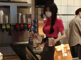 广州麦当劳性感学妹 谁知私下骚得可怕 脱下黑丝请假直奔酒店开房啪啪