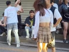 实拍漂亮小三街头被打 虽然原配也不错 但这小三身材真好 难怪能勾引到男人
