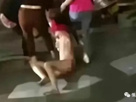 抓奸现场原配当街暴打小三,扒光衣服