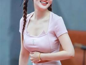 43岁李小璐穿紧身衣打羽毛球,身材饱满丰腴少女感十足,冻龄皮肤嫩出水