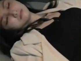 公司聚会送喝醉的女员工回家 上车就开始疯狂乱摸 带到酒店强行输出