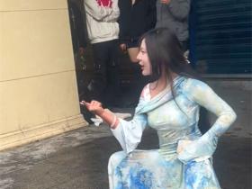 长沙解放西路旗袍女发疯 搔首弄姿 老哥摸胸拍裙底 不愧是最抽象的夜店一条街!