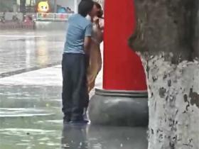 海南五指山广场情侣雨中激情热吻 性欲高涨时竟蹲下埋头舔 最后被帽子叔叔们领走