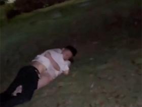 520浪漫野战翻车!情侣草地激情正嗨 老哥发现偷拍吓得秒起身 妹子手忙脚乱穿衣