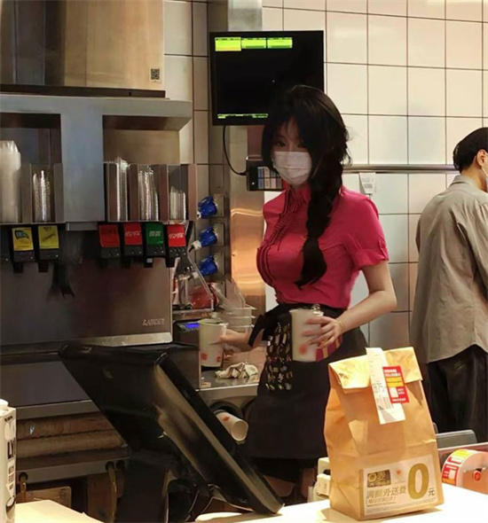 广州麦当劳性感学妹 谁知私下骚得可怕 脱下黑丝请假直奔酒店开房啪啪-吃瓜网