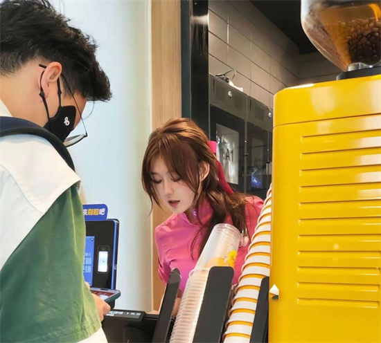 广州麦当劳性感学妹 谁知私下骚得可怕 脱下黑丝请假直奔酒店开房啪啪-吃瓜网