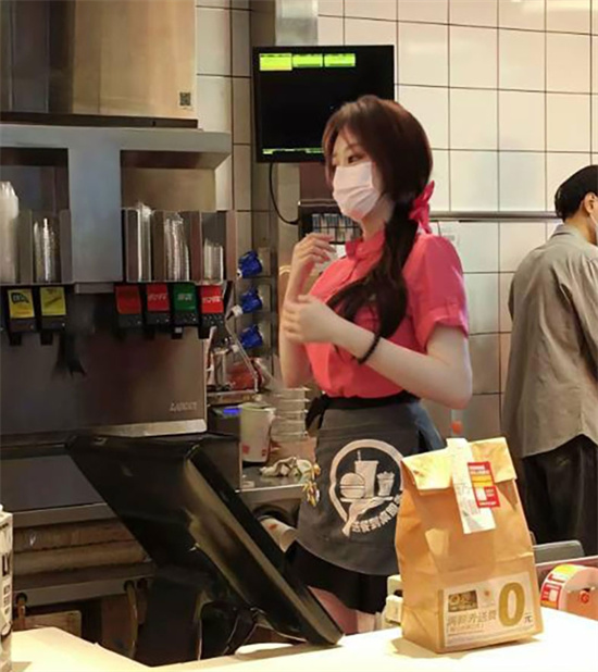 广州麦当劳性感学妹 谁知私下骚得可怕 脱下黑丝请假直奔酒店开房啪啪-吃瓜网