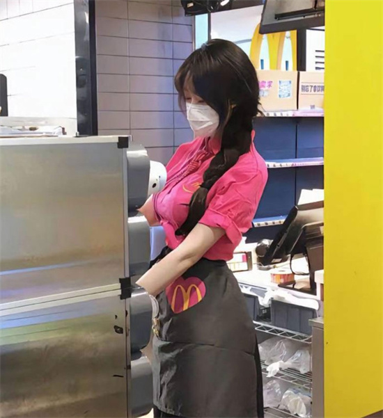 广州麦当劳性感学妹 谁知私下骚得可怕 脱下黑丝请假直奔酒店开房啪啪-吃瓜网