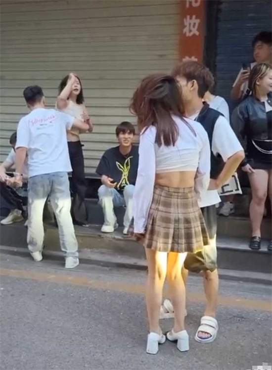 实拍漂亮小三街头被打 虽然原配也不错 但这小三身材真好 难怪能勾引到男人-吃瓜网
