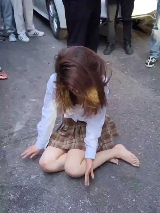 实拍漂亮小三街头被打 虽然原配也不错 但这小三身材真好 难怪能勾引到男人-吃瓜网