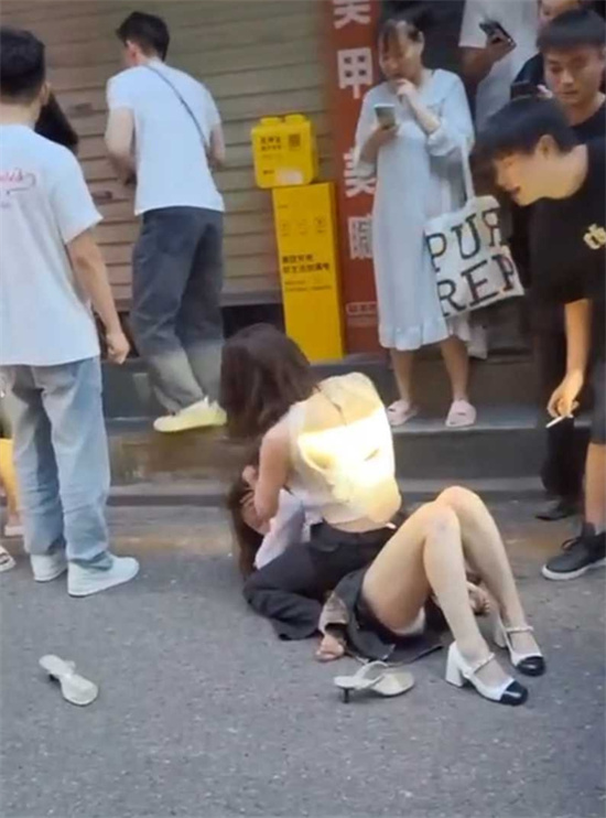 实拍漂亮小三街头被打 虽然原配也不错 但这小三身材真好 难怪能勾引到男人-吃瓜网