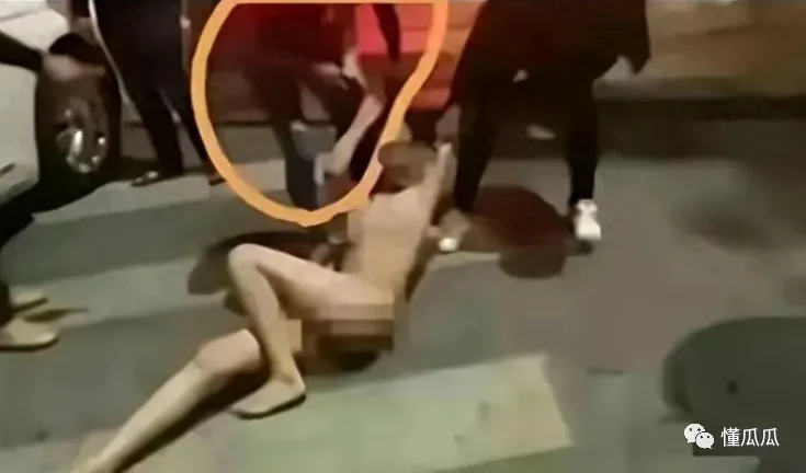 抓奸现场原配当街暴打小三,扒光衣服