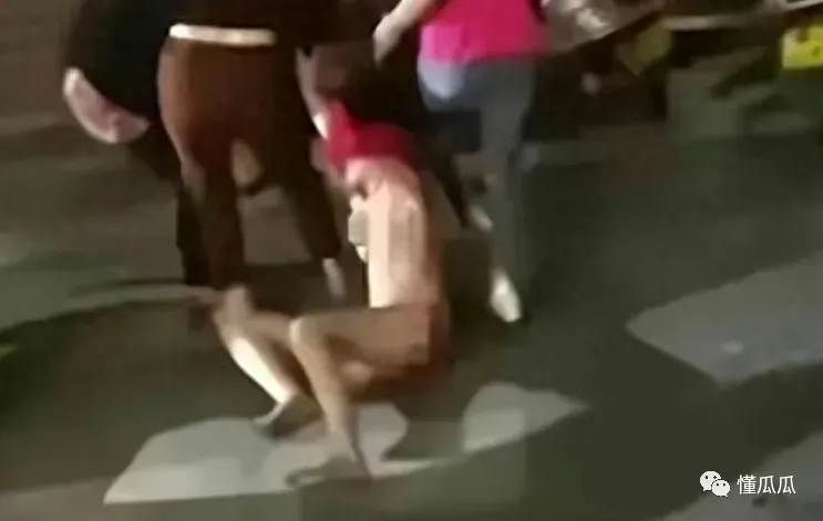 抓奸现场原配当街暴打小三,扒光衣服