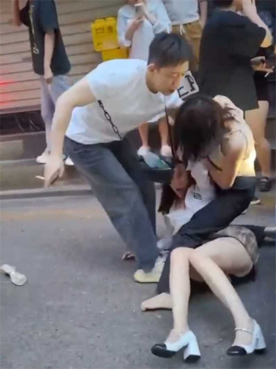 实拍漂亮小三街头被打 虽然原配也不错 但这小三身材真好 难怪能勾引到男人-吃瓜网