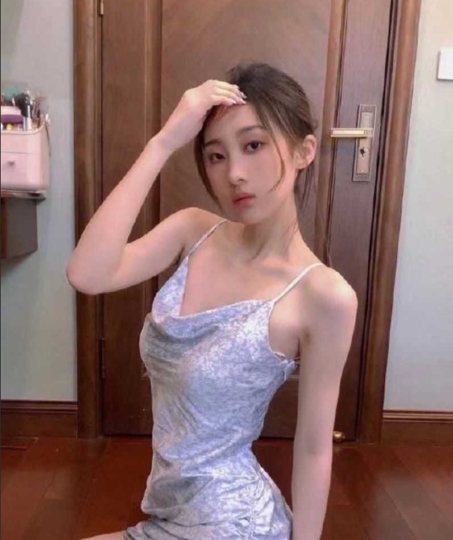 成都酒吧极品营销小妹喝酒就给上 身材颜值太销魂！-吃瓜网