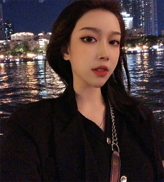 高颜值反差女主播VV星球 定制福利视图流出 展示完美身材-吃瓜网