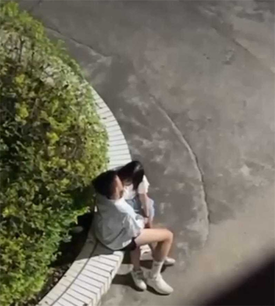 广州某学校的情侣深夜在学校内激情缠绵 男生边吻边伸手到裙底-吃瓜网