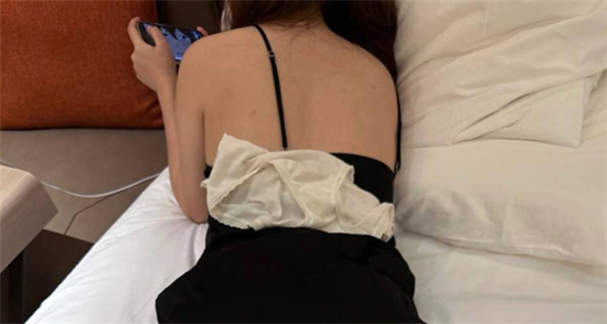 绿奴男分享女友 极品身材长腿学生妹 酒店偷拍私密小视频-吃瓜网