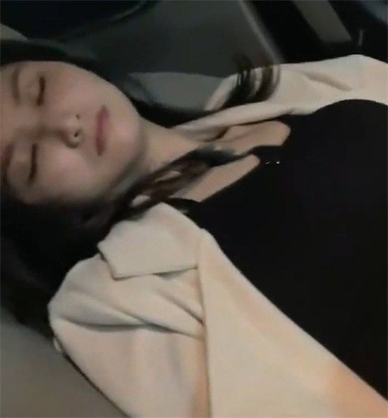 公司聚会送喝醉的女员工回家 上车就开始疯狂乱摸 带到酒店强行输出-吃瓜网