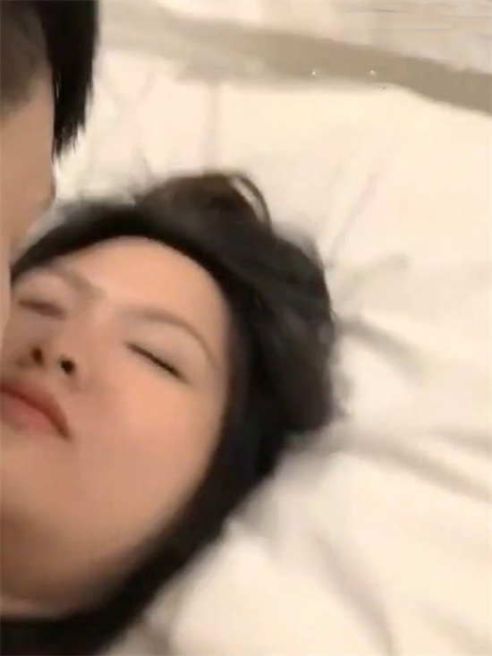 公司聚会送喝醉的女员工回家 上车就开始疯狂乱摸 带到酒店强行输出-吃瓜网
