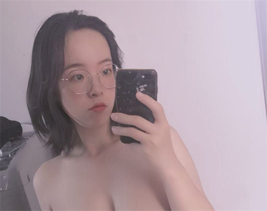 瓜友分享反差眼镜妹 十个眼镜九个骚还有一个特别骚-吃瓜网