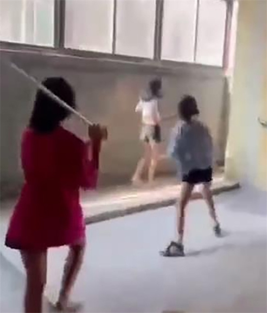 四川江油霸凌事件 引发全网家长公愤 在校少女被扇嘴巴暴力飞踹围殴扒衣-吃瓜网