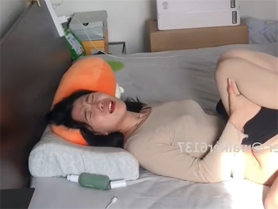 风骚少妇老公无法满足 与情人偷情开房被调教暴力输出 巨乳肥臀曲线勾魂 诱惑至极！-吃瓜网