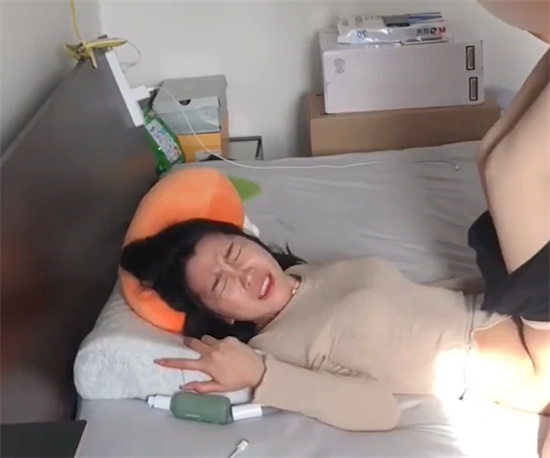 风骚少妇老公无法满足 与情人偷情开房被调教暴力输出 巨乳肥臀曲线勾魂 诱惑至极！-吃瓜网