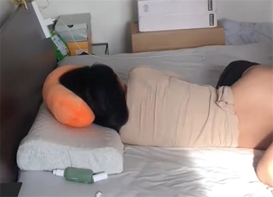 风骚少妇老公无法满足 与情人偷情开房被调教暴力输出 巨乳肥臀曲线勾魂 诱惑至极！-吃瓜网