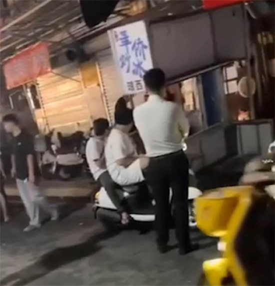 广西南宁琅西菜市站街女后续 火爆全网后竟排起长龙队 小姐姐接客忙到冒烟！-吃瓜网