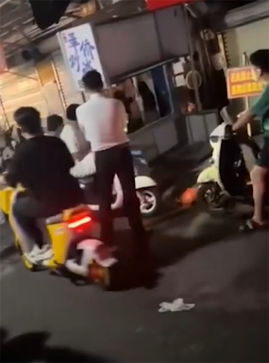 广西南宁琅西菜市站街女后续 火爆全网后竟排起长龙队 小姐姐接客忙到冒烟！-吃瓜网