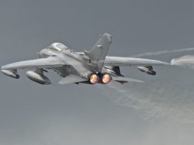 痛苦的承受着他的攻击,被压到落地玻璃窗前的紧急救援