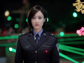美女扒开胸罩给男生吻摸