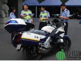 司机坐在女子身上开车?