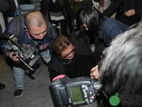 【热议】高以翔爸爸摔倒?