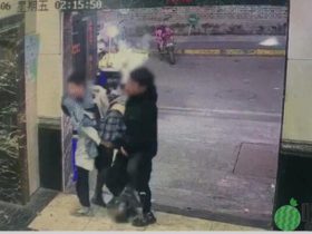 性感美女深夜酒后被两名男子扛进酒店?