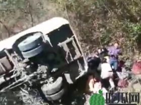湖南载22人旅游客车翻下山谷?