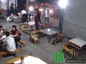 喝了酒 嚣张的男子挑衅烧烤小伙,结局反被暴打,解压解压!