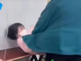 吃瓜视频—广西,奶奶殴打其孙女,直接把孙女的头撞墙上