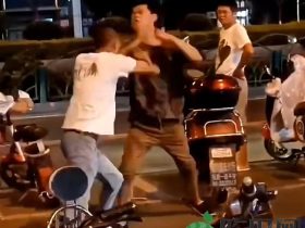 打个架你也能解说?街头综合格斗赛,混双组女子爆锤视频!!!