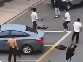 吃瓜群众 因为倒车问题，最后拿刀砍人了