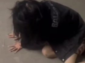 女学生带一群闺蜜霸凌一个女生视频 说是这个女的抢了她的男人