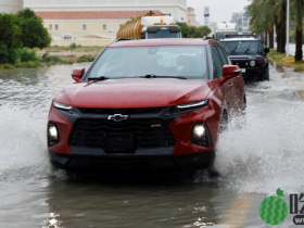 阿联酋豪雨学校关闭航班取消，沙特洪水狂淹街道