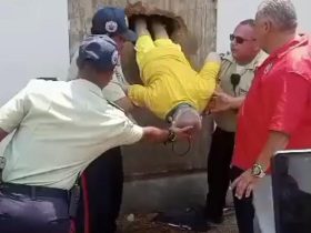 凿墙越狱︱委内瑞拉20笨犯爬出洞，警察正开会全部一网打尽