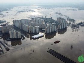 俄罗斯西伯利亚多地区水患，托木斯克河堤垮塌