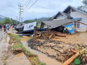 印尼苏门答腊暴雨成灾,引发洪水山泥倾泻,至少19死7人失踪