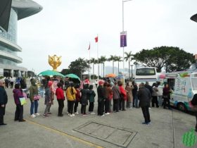 文体旅局迎“艺术三月”三区免费派雪糕,市民游客无惧湿冻排队拿